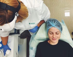 лікар-дерматолог-косметолог проводить пілінг