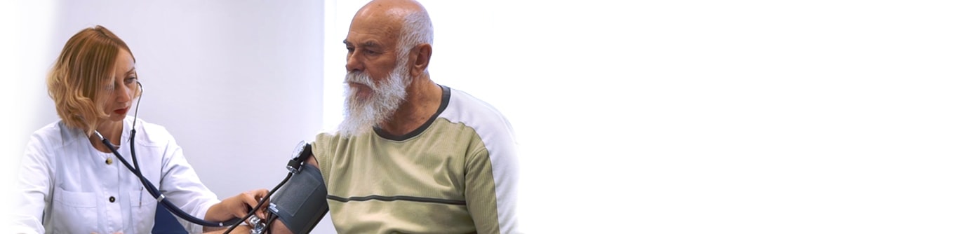 терапевт меряет давление пациенту